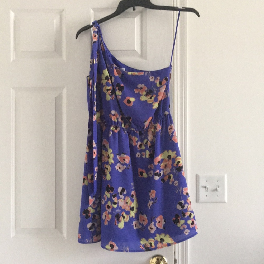 One shoulder tie dress. Floral print.
